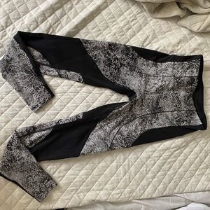 WOMENS LULULEMON TIGHT SZ 6 BLACK